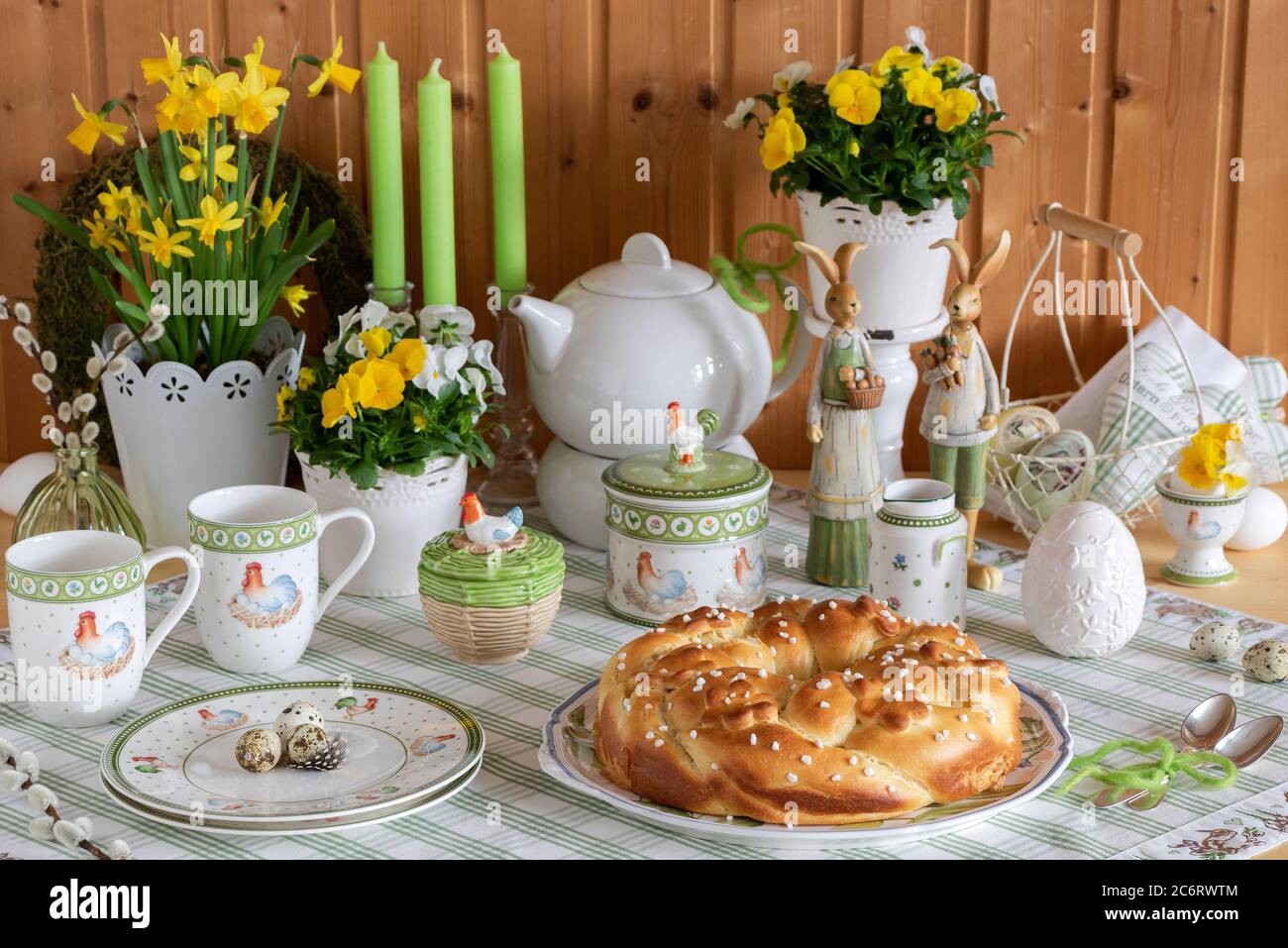 ostertisch Dekoration in grün und weiß mit savarin, Porzellan mit osterschmuck und Frühlingsblumen Stockfoto