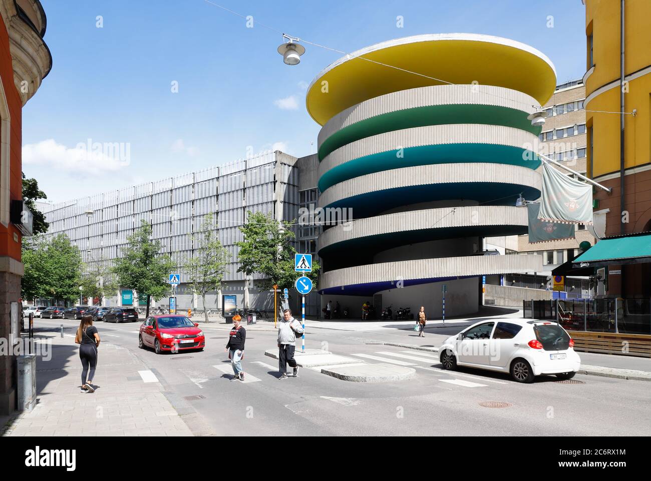 Norrkoping, Schweden - 3. Juli 2020: Außenansicht des mehrstöckigen Parkhauses Sprialen im Stadtzentrum. Stockfoto
