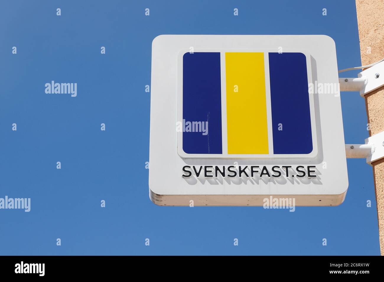 Fagersta, Schweden - 10. Juli 2020: Der Immobilienmakler Svensk Fasthetsformedling Büroschild. Stockfoto