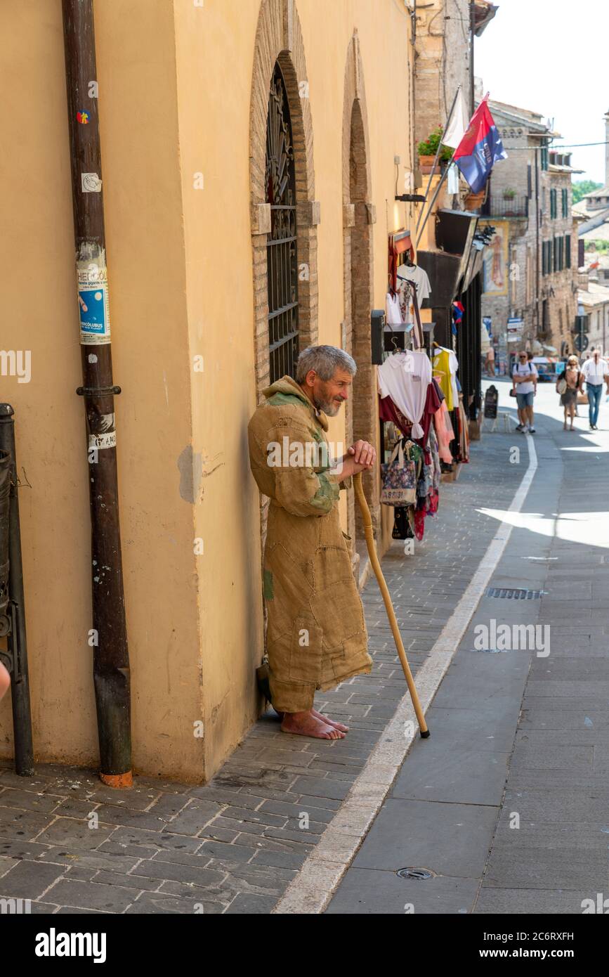 assisi, italien juli 11 2020:Barfuß Einsiedler bitten um Almosen in einer Straße von assisi Stockfoto