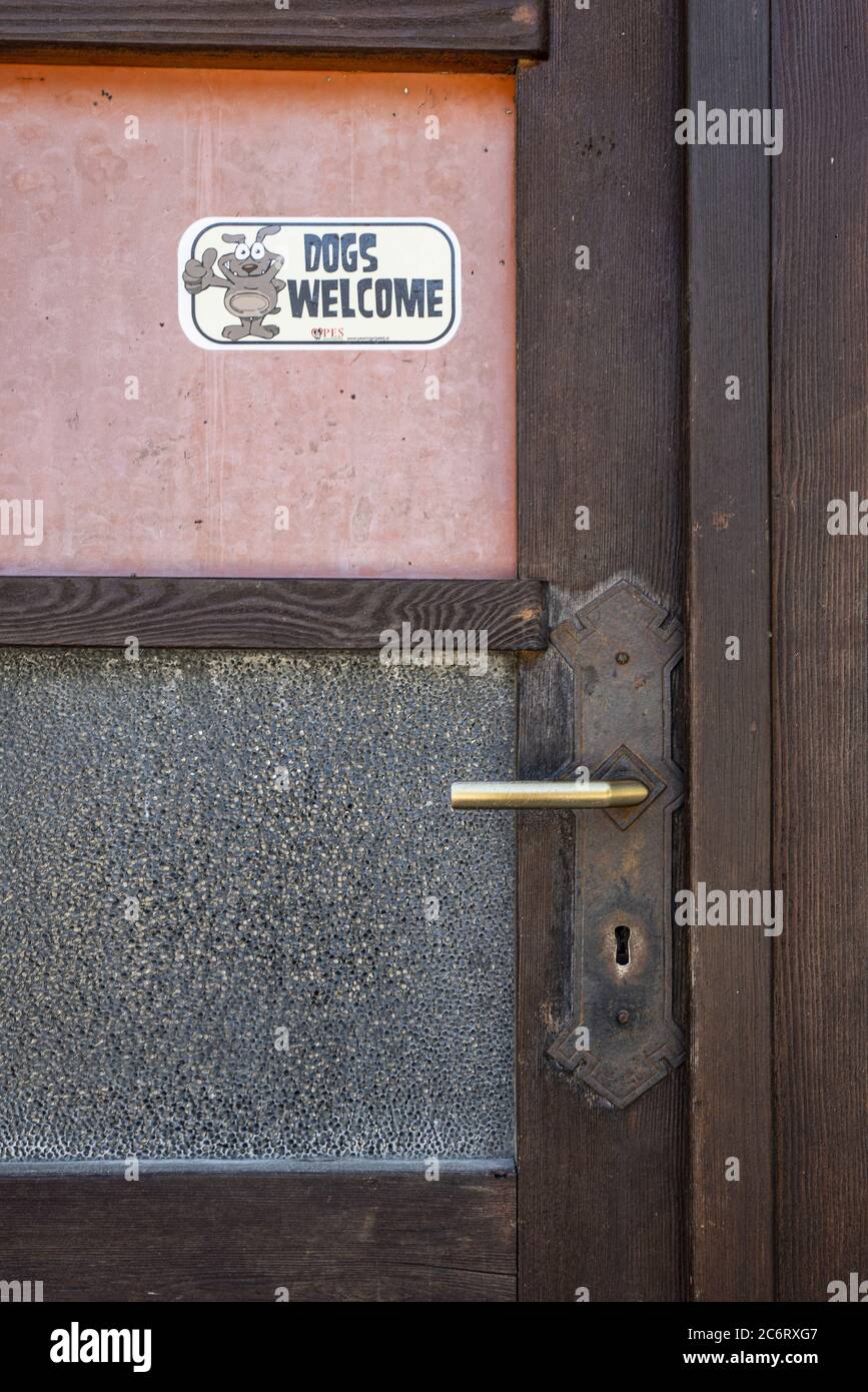 Hunde willkommen Schild an einer alten Holztür Stockfoto