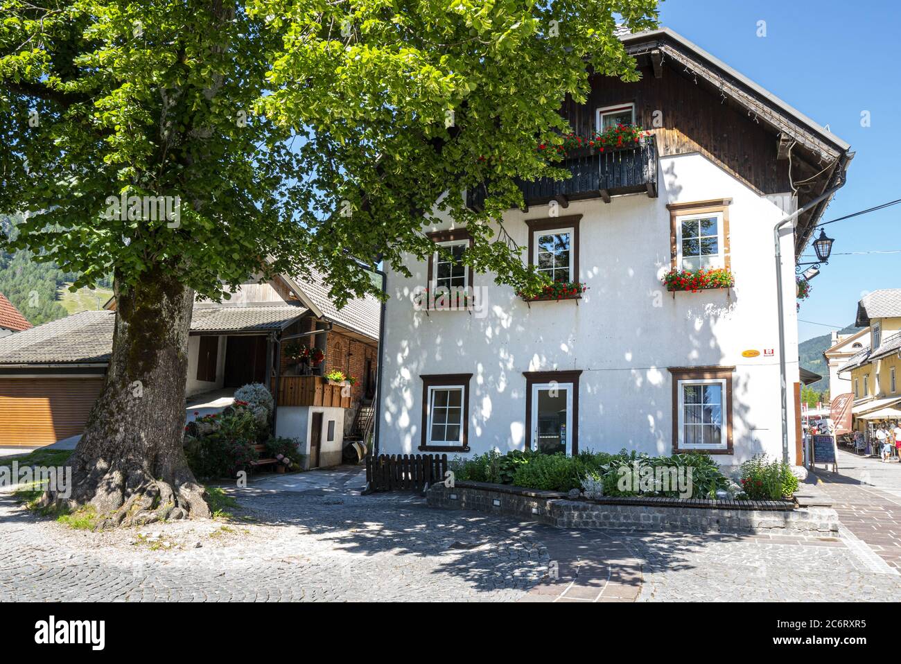 Blick auf die Hauptstraße im historischen Zentrum von Kranjska Gora, Slowenien Stockfoto