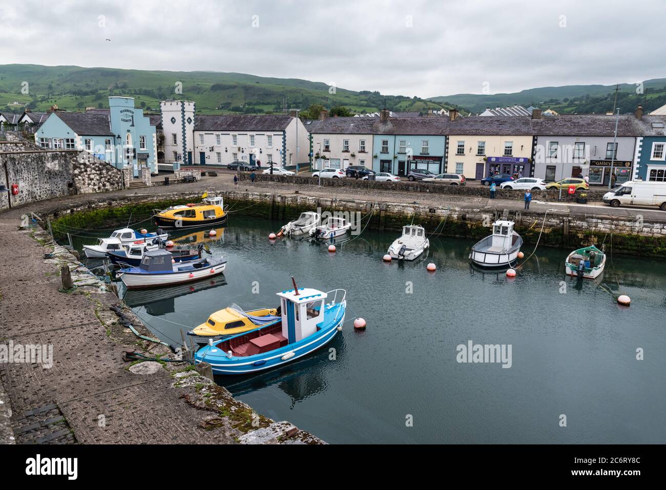 Carnlough, Nordirland - 4. Juli 2020: Fischerboote in Carnlough Harbour an der Antrim Küste in Nordirland Stockfoto