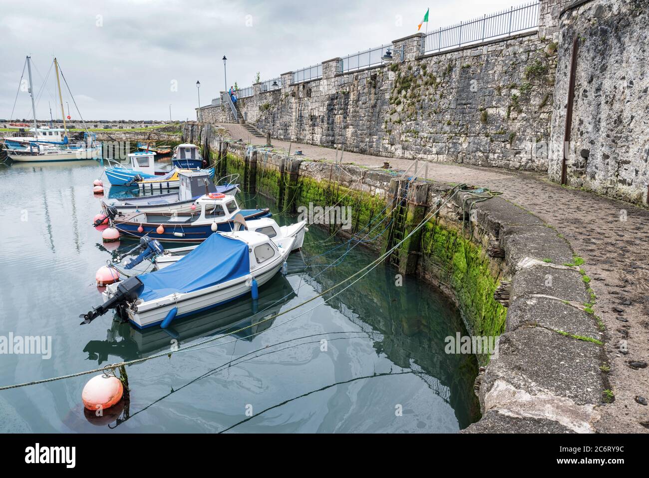 Carnlough, Nordirland - 4. Juli 2020: Fischerboote in Carnlough Harbour an der Antrim Küste in Nordirland Stockfoto