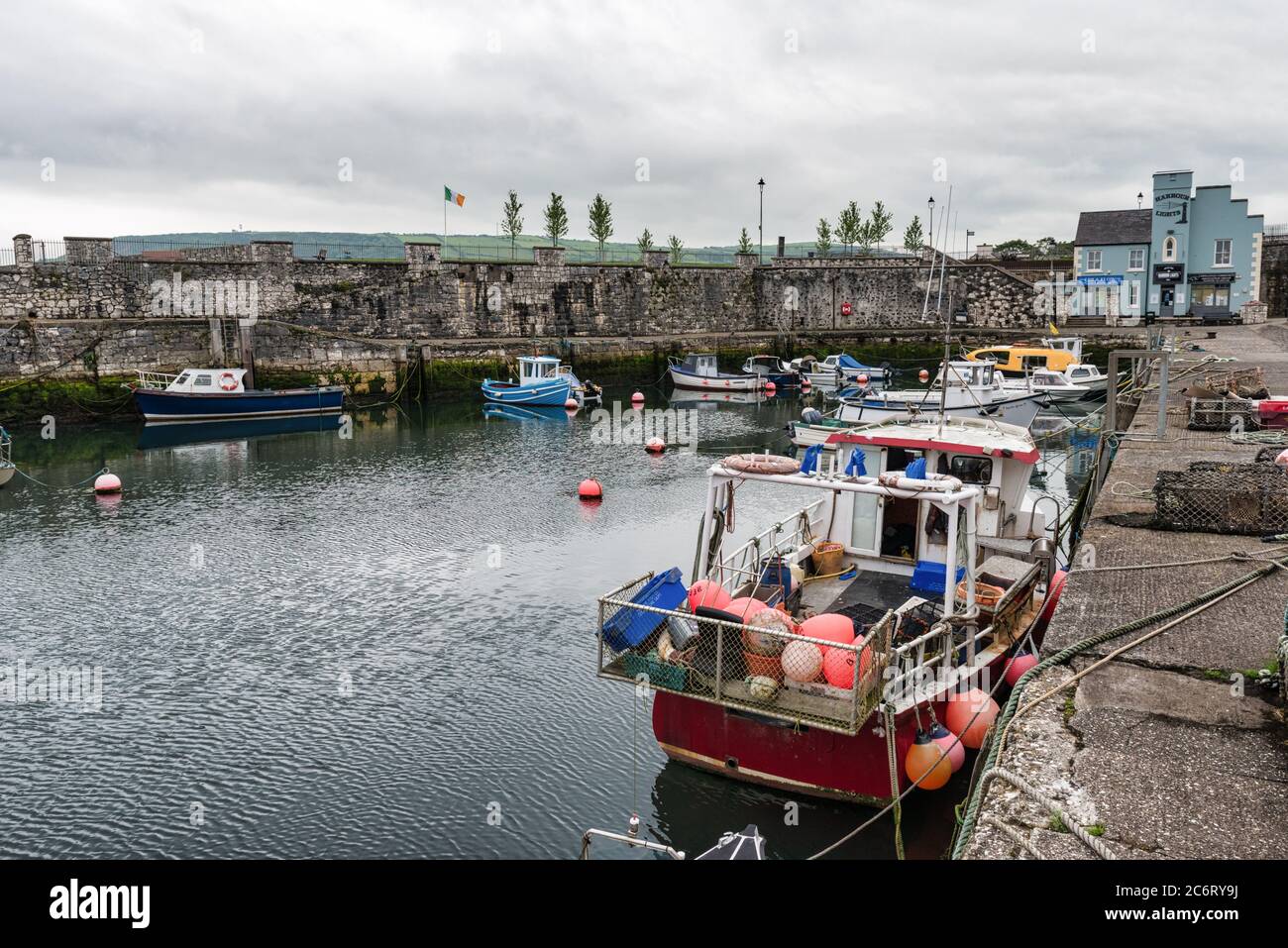 Carnlough, Nordirland - 4. Juli 2020: Fischerboote in Carnlough Harbour an der Antrim Küste in Nordirland Stockfoto