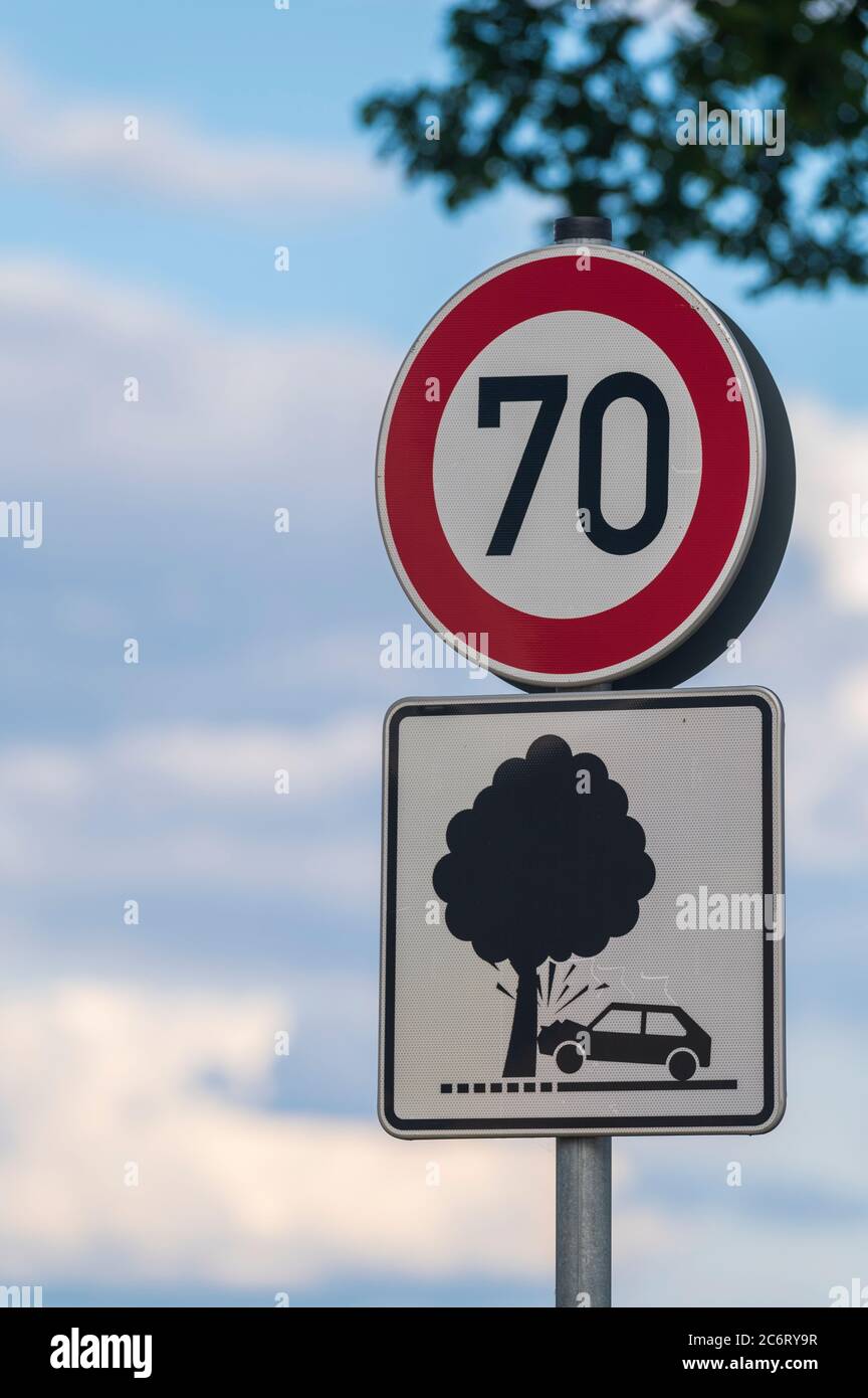 Traffic sign 70 kmh speed -Fotos und -Bildmaterial in hoher Auflösung –  Alamy
