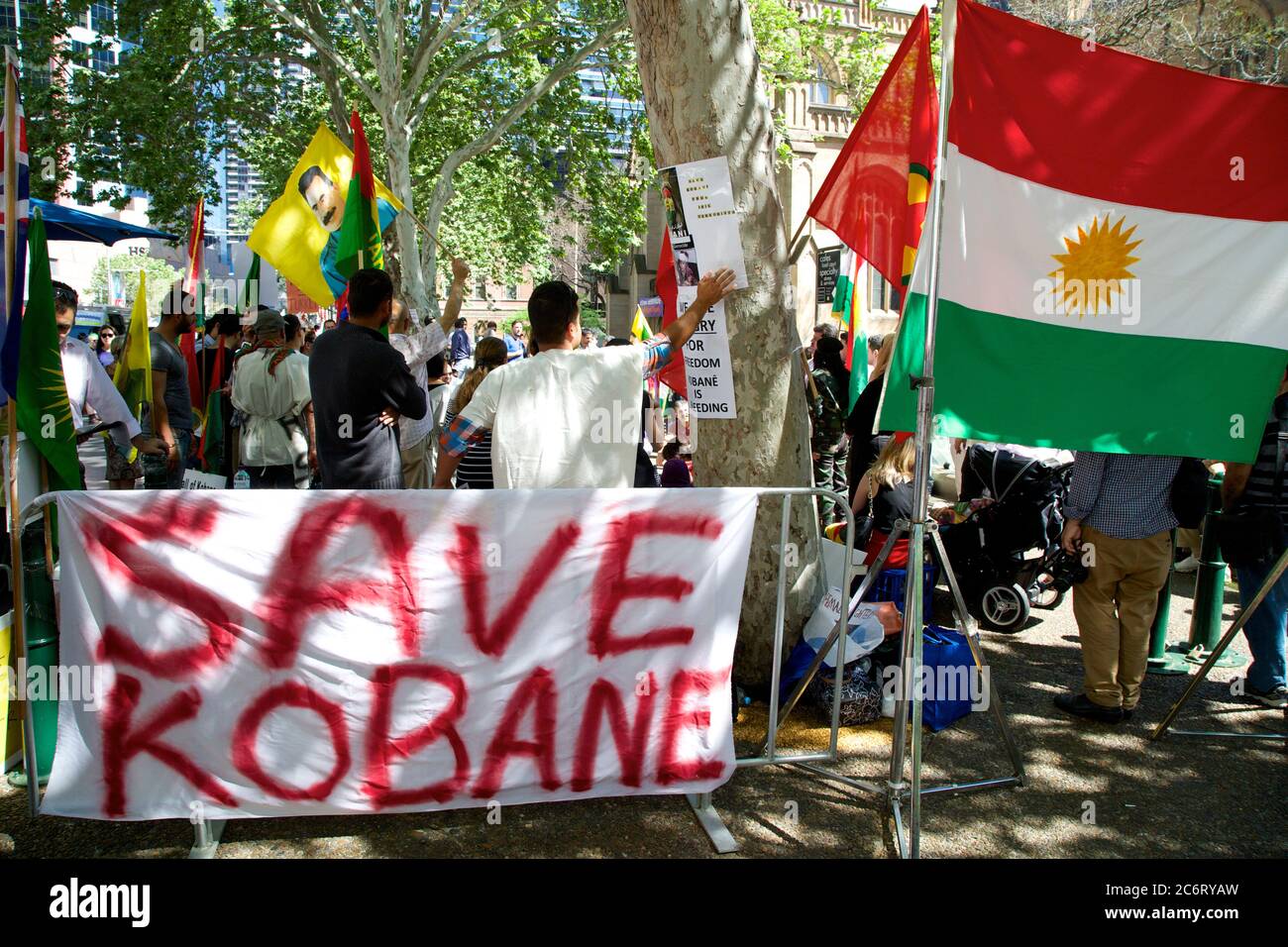 ‘SBanner neben der Flagge Kurdistans bei der kurdischen Kundgebung gegen den IS vor dem Rathaus von Sydney heißt es: „Ave Kobane“. Stockfoto