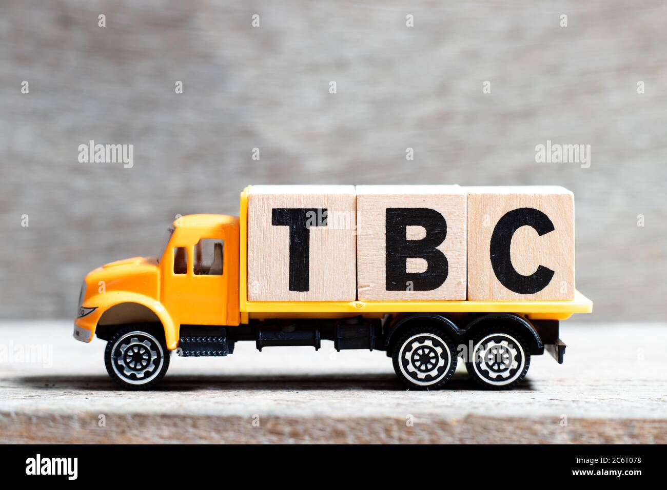 LKW halten Buchstabenblock in Wort TBC (Abkürzung von zu kontirmed) auf Holz Hintergrund Stockfoto