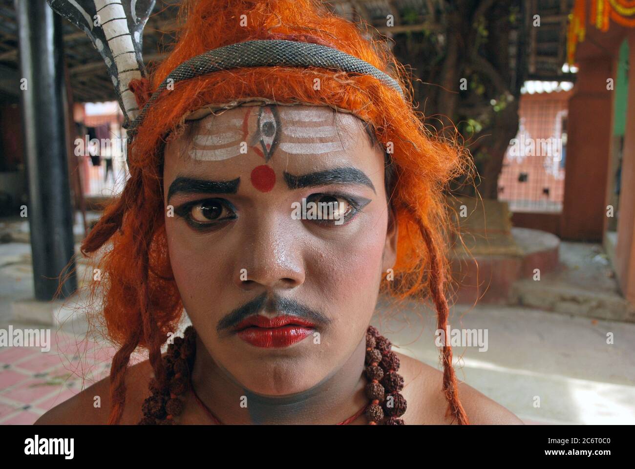 Am Abend des Chaitra Sankranti der letzte Tag der Bengalischen Kalender Bewohner von Kalighat verkleiden sich wie Hindu-Gottheiten im Volksmund als Sang bekannt. Stockfoto