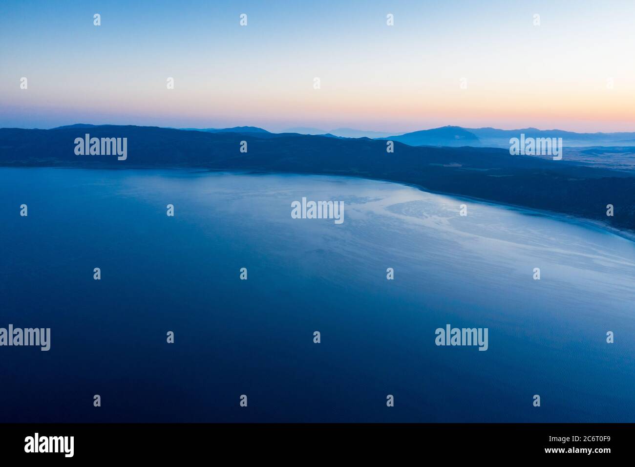Eine Luftaufnahme eines Salda Sees mit Sonnenaufgang und Silhouette Hügel Hintergrund. Tourismus-Konzept Stockfoto