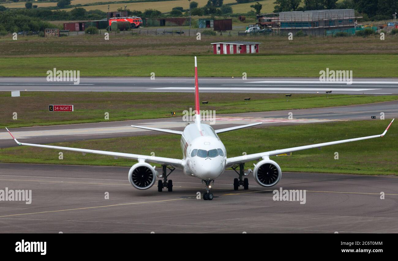 Cork Airport, Cork, Irland. Juli 2020. Ein Schweizer Airbus A220 rollt auf seinem ersten wöchentlichen Flug von Zürich mit 26 Passagieren am Cork Airport, Cork, Irland, zum Terminalgebäude. - Credit; David Creedon / Alamy Live News Stockfoto