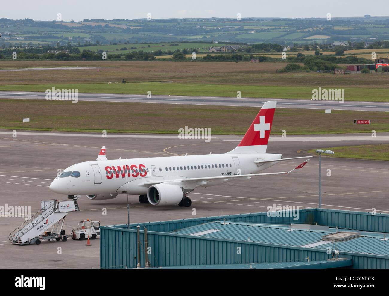 Cork Airport, Cork, Irland. Juli 2020. Ein Schweizer Airbus A220 rollt auf seinem ersten wöchentlichen Flug von Zürich mit 26 Passagieren am Cork Airport, Cork, Irland, zum Terminalgebäude. - Credit; David Creedon / Alamy Live News Stockfoto