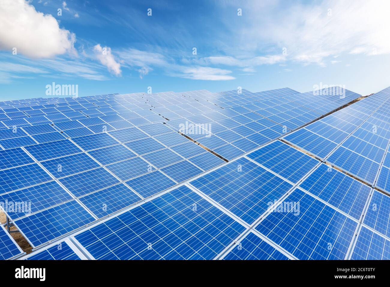 Nahaufnahme von oben auf Solarzellen mit blauem Himmel und Hintergrund. Sauberes und erneuerbares Energiekonzept für ein nachhaltiges Ökosystem Stockfoto