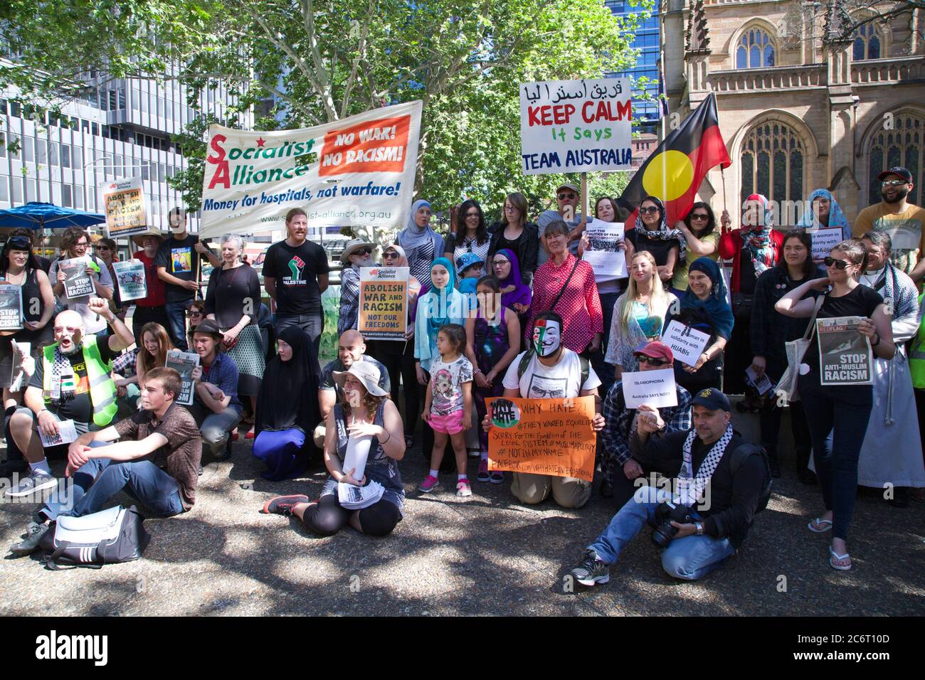 Demonstranten posieren für ein Gruppenfoto ‘Ende der Kundgebung gegen „Islamophobie“ vor dem Rathaus von Sydney. Stockfoto