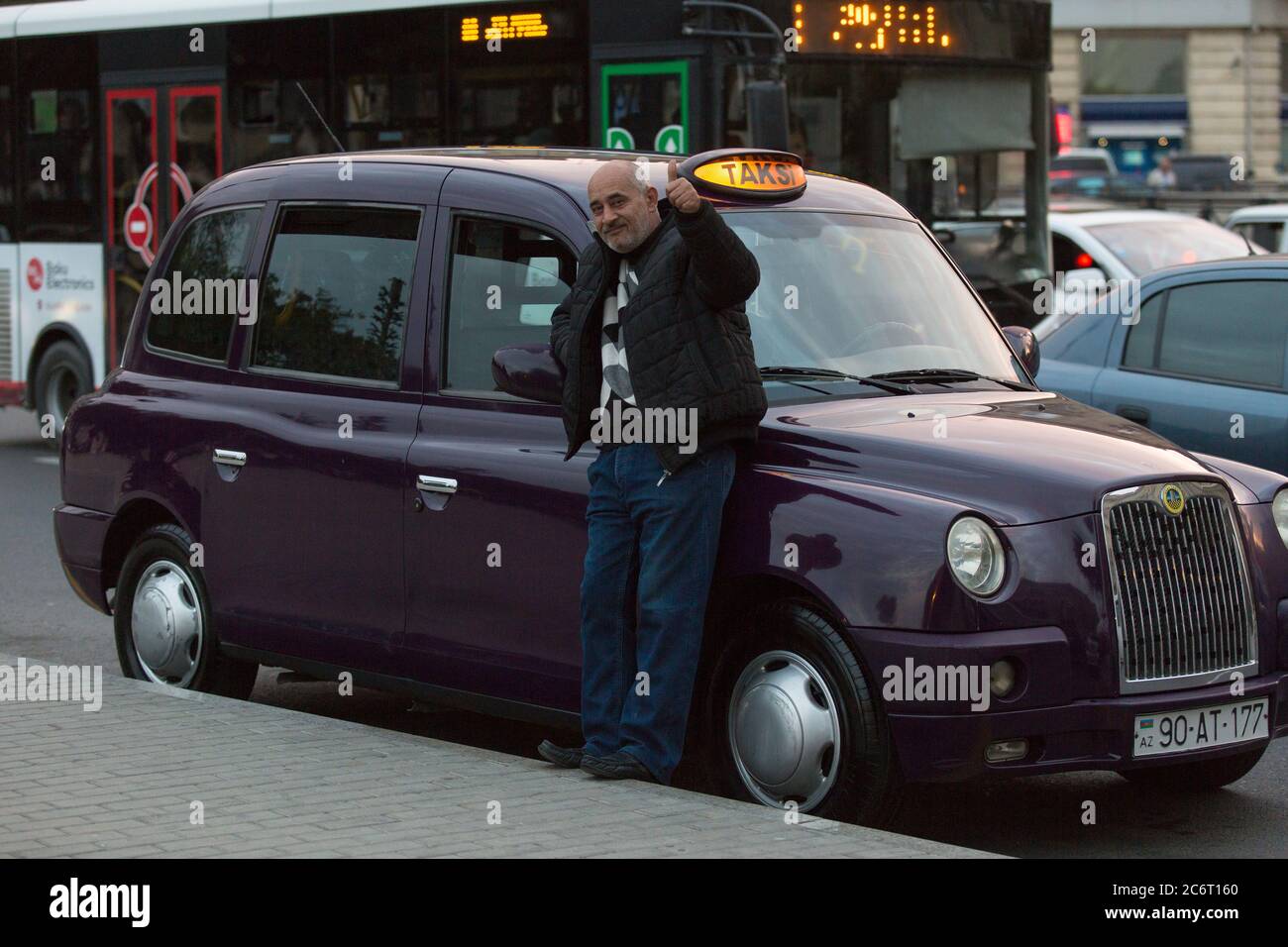 London Taxis im britischen Stil sind ein ungewöhnliches Merkmal der Hauptstadt, inspiriert von der Bewunderung der ersten Damen aller britischen Dinge. In Baku Aserbaidschan Stockfoto