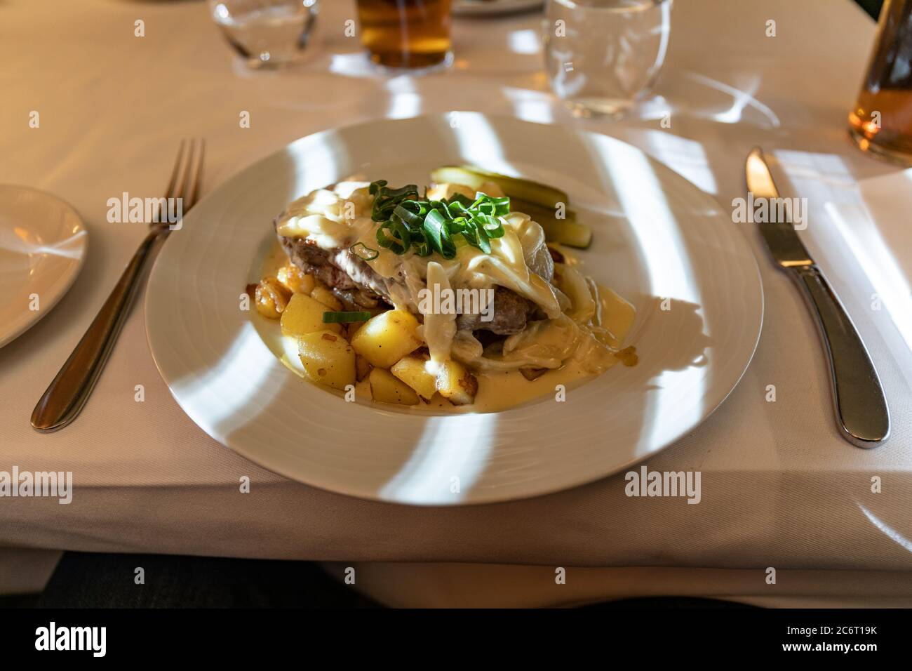 Lendensteak mit gerösteten Zwiebeln und gebratenen Kartoffeln, nach dem Schauspieler Tauno Palo benannte Portion, im Restaurant Elite in Helsinki, Finnland Stockfoto