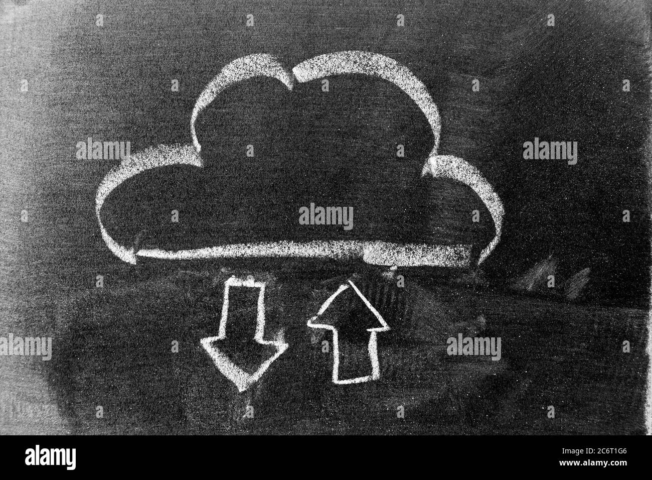 Weiße Kreide Handzeichnung in Wolke mit Pfeil nach oben und unten Symbol Form auf schwarzem Brett Hintergrund (Konzept für Cloud-Computer herunterladen und hochladen Daten, Co Stockfoto