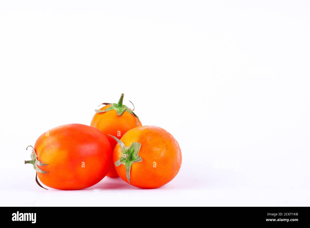 Rote Tomate ist ein Gemüse, das gesund ist und einen hohen Nährwert auf dem weißen Hintergrund isoliert hat Stockfoto