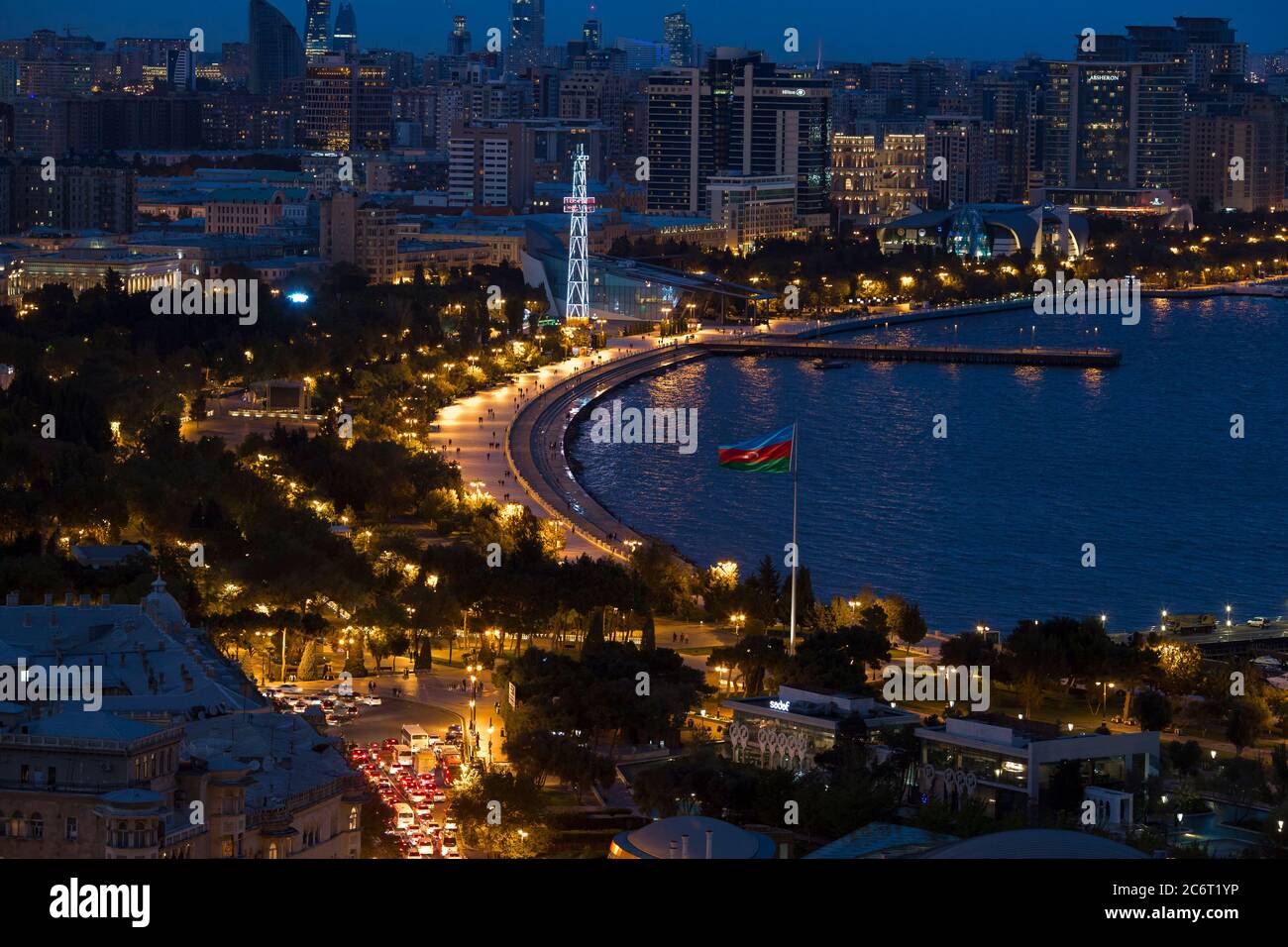 Ein Blick über die Hafenpromenade und die Altstadt von Baku Aserbaidschan Stockfoto