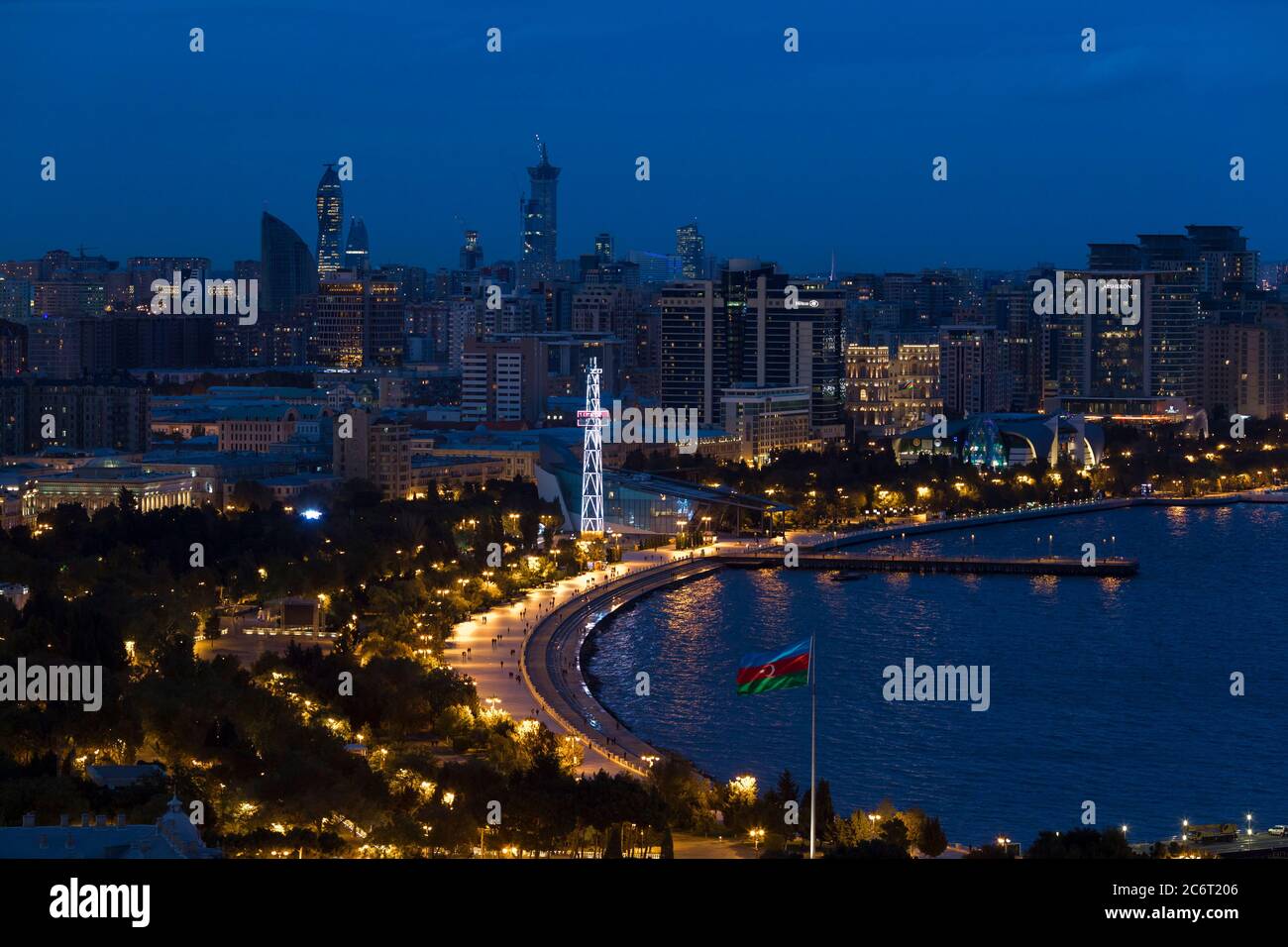 Ein Blick über die Hafenpromenade und die Altstadt von Baku Aserbaidschan Stockfoto
