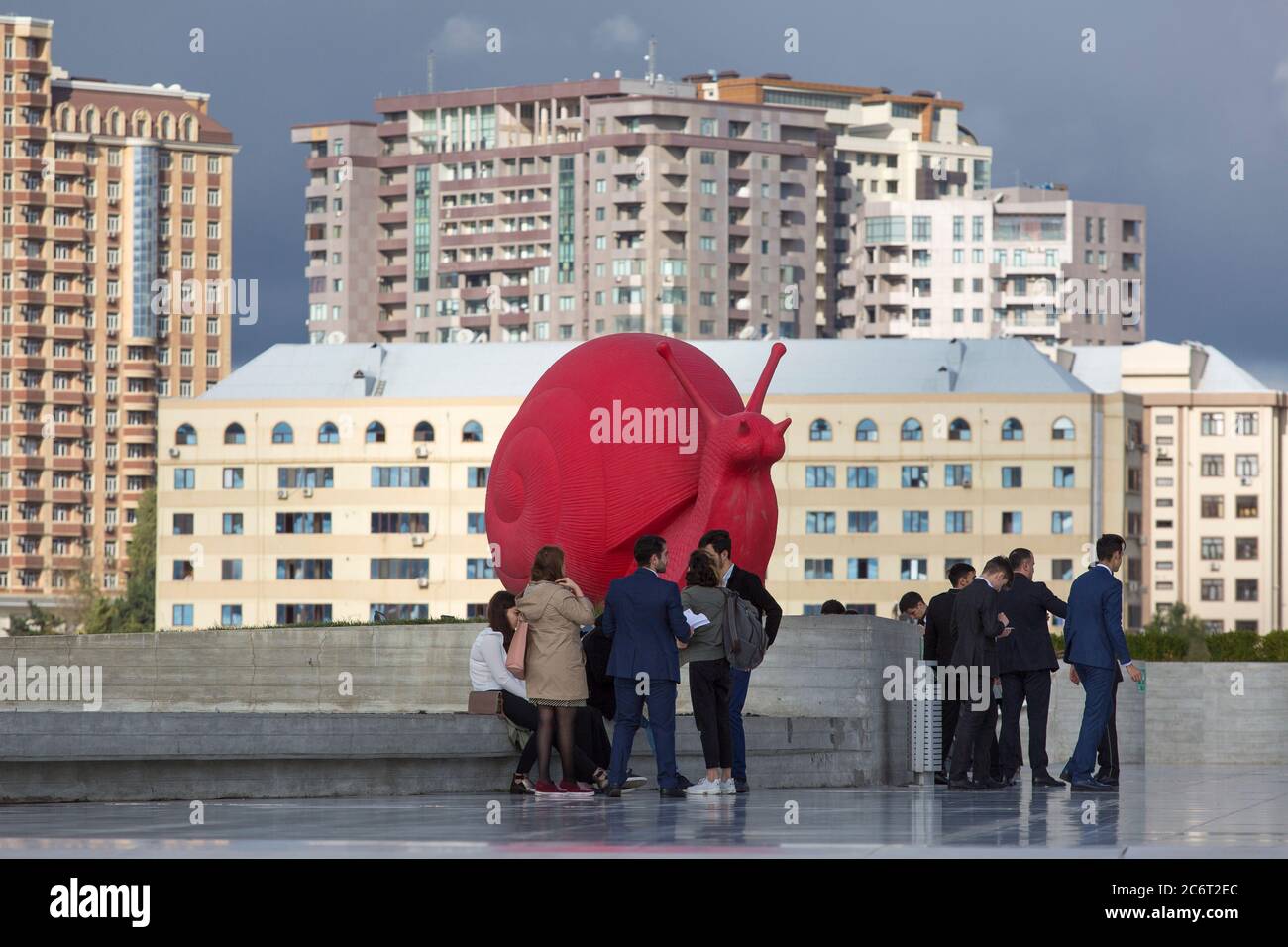 Eine riesige rote Schneckenskulptur vor dem Heydar Aliyev-Zentrum, entworfen von Zaha Hadid, ist das Herzstück der modernen Architektur in Baku Aserbaidschan Stockfoto