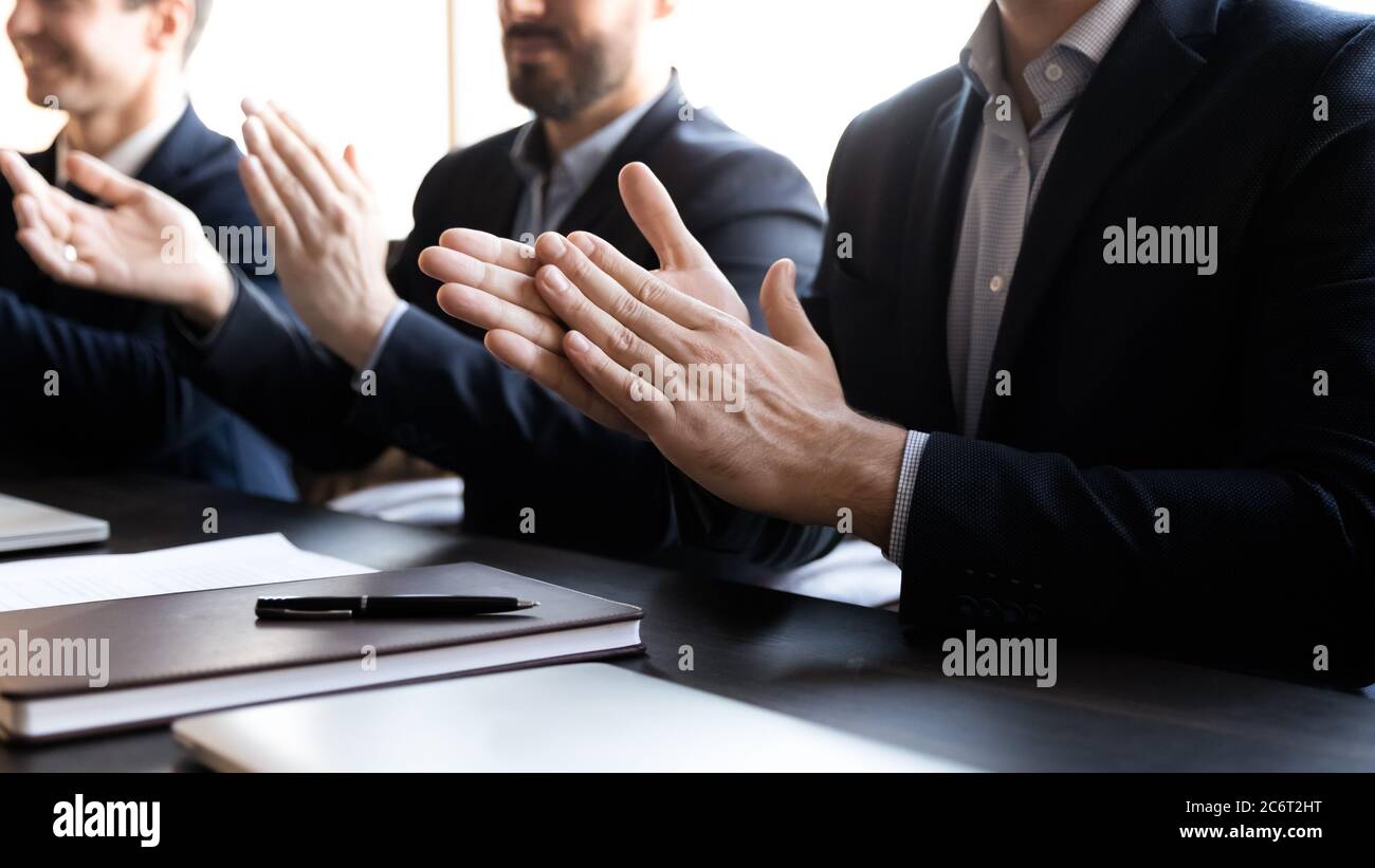 Nahaufnahme Gruppe von Geschäftsleuten in formellen Anzug klatschen Hände. Stockfoto