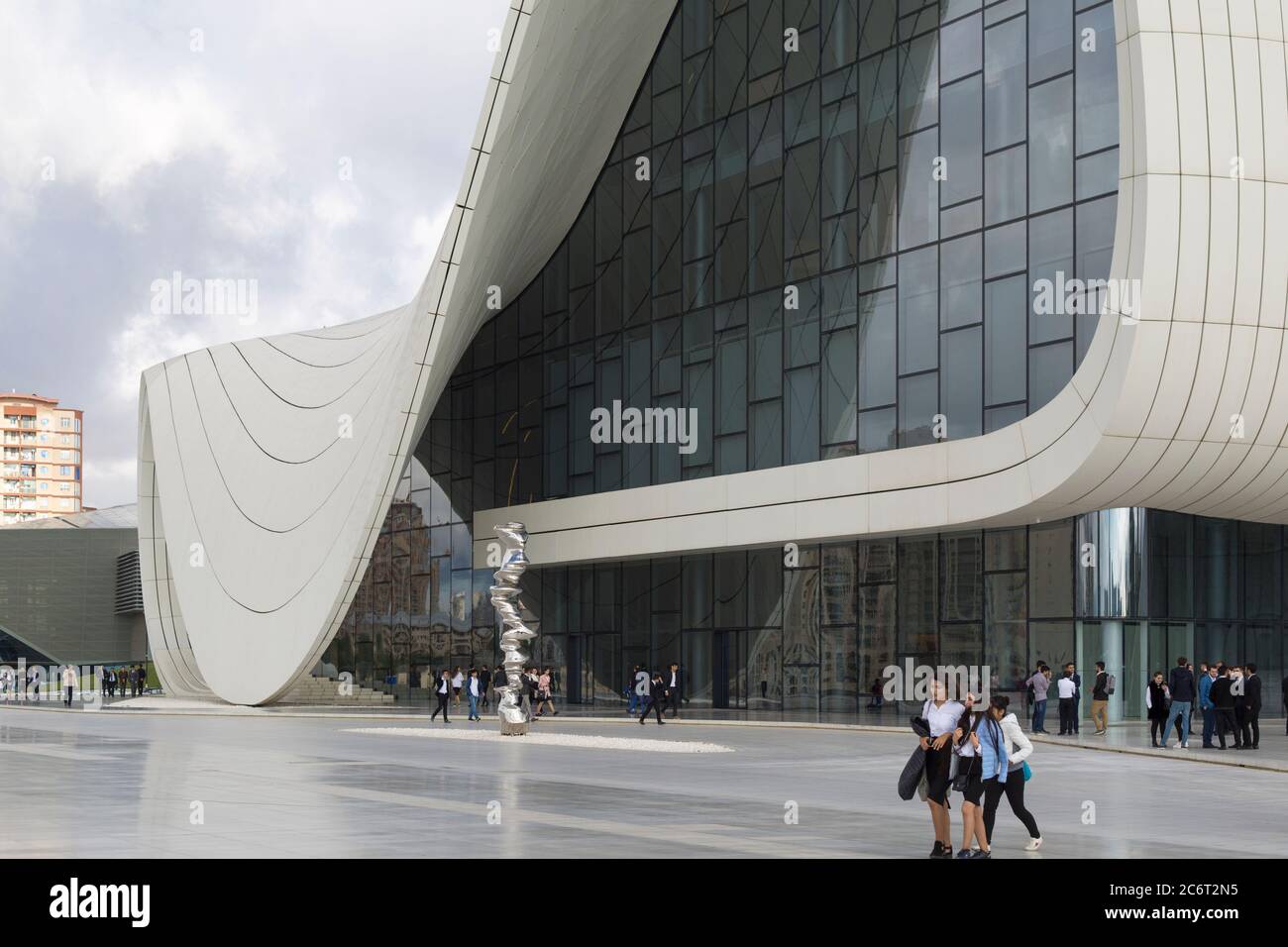 Die aserbaidschanischen Menschen gehen durch das Heydar Aliyev Zentrum, das von Zaha Hadid entworfen wurde, dem Herzstück der modernen Architektur in Baku Aserbaidschan Stockfoto