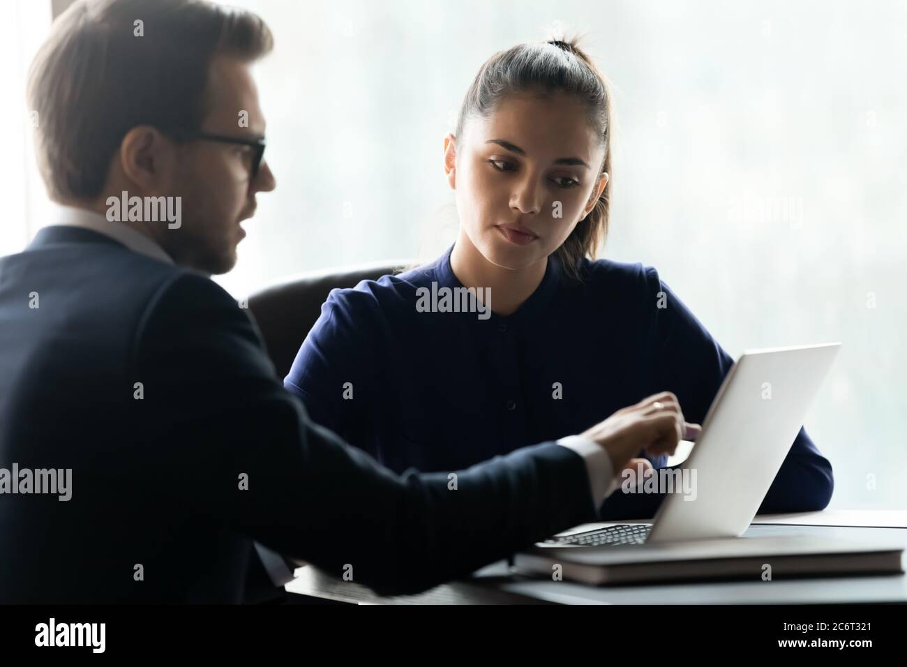 Zwei Geschäftsleute diskutieren online Projektdetails. Stockfoto