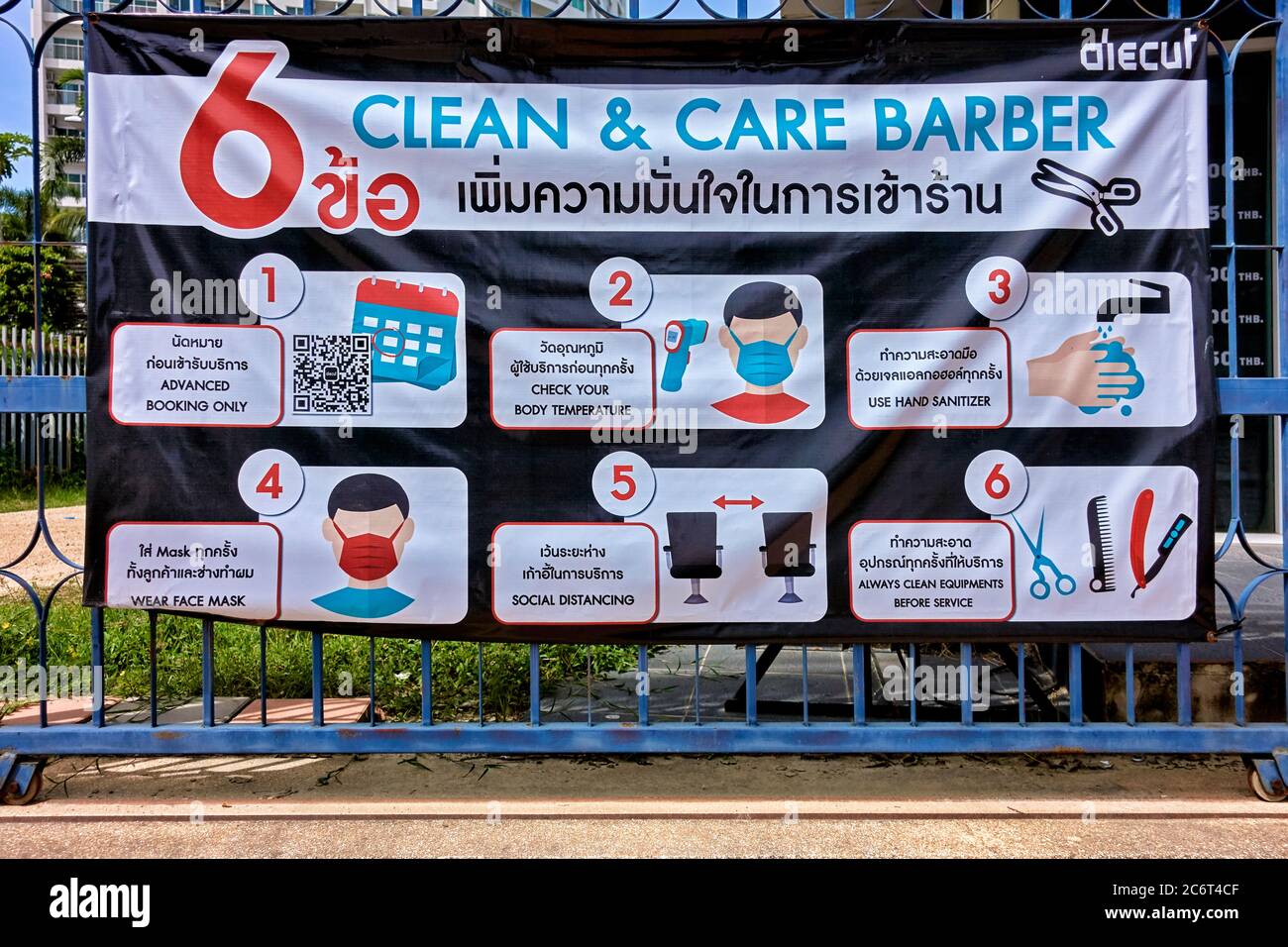 Covid 19 Herren Friseursalon Werbung Board Detailng die 6-Stufen-Prozess angenommen, um die Sicherheit der Kunden vor der Coronavirus-Infektion. Thailand Stockfoto