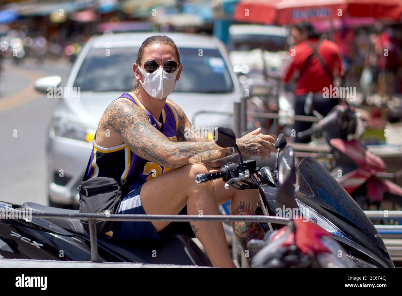 Coronavirus-Maske; Mann mit gesundheitsschützender Gesichtsmaske während der Fahrt mit dem Motorrad gegen die Bedrohung durch die Pandemie von Covid 19 von 2020; Stockfoto