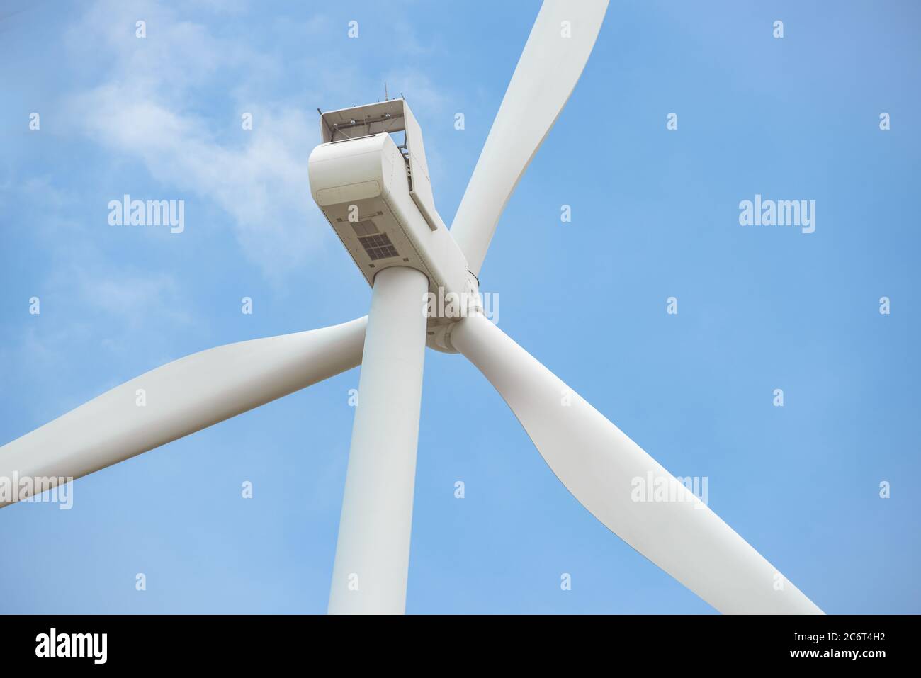 Nahwindturbine im Rotationsprinzip zur Erzeugung von Energie im Freien mit blauem Himmel Hintergrund, Erhaltung und nachhaltigem Energiekonzept. Stockfoto
