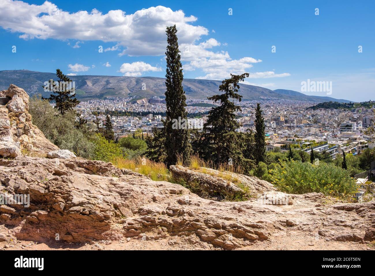 Athens, Attica / Greece - 2018/04/02: Panoramablick auf das metropolitane Athen von der felsigen Spitze des Akropolis-Hügels gesehen Stockfoto