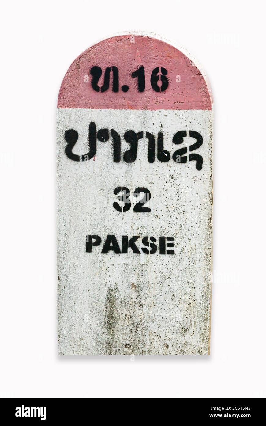 Meilenstein auf der Nationalstraße T 16 in Laos, die 32 Kilometer von Salavan in der Nähe der vietnamesischen Grenze nach Pakse zeigt. Isoliert auf weißem Hintergrund. Stockfoto