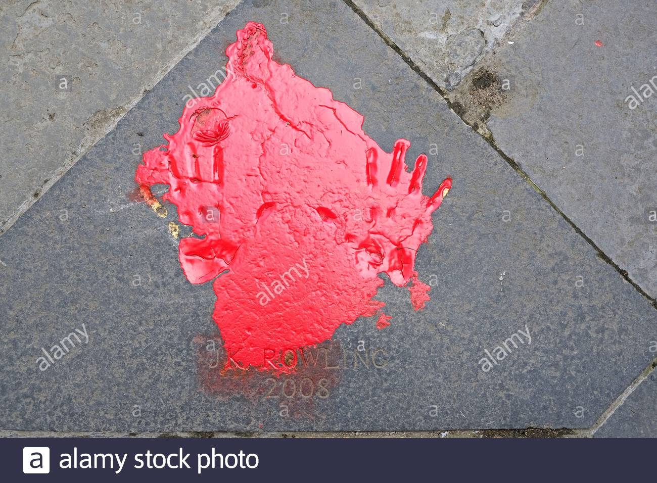 Edinburgh, Schottland, Großbritannien. Juli 2020. Autor J.K. Rowlings Handdrucke wurden in den Stadtkammern mit roter Farbe verwüstet, als eine offensichtliche Antwort auf ihre Kommentare bezüglich der Transgender-Gemeinschaft. Kredit: Craig Brown/Alamy Live Nachrichten Stockfoto
