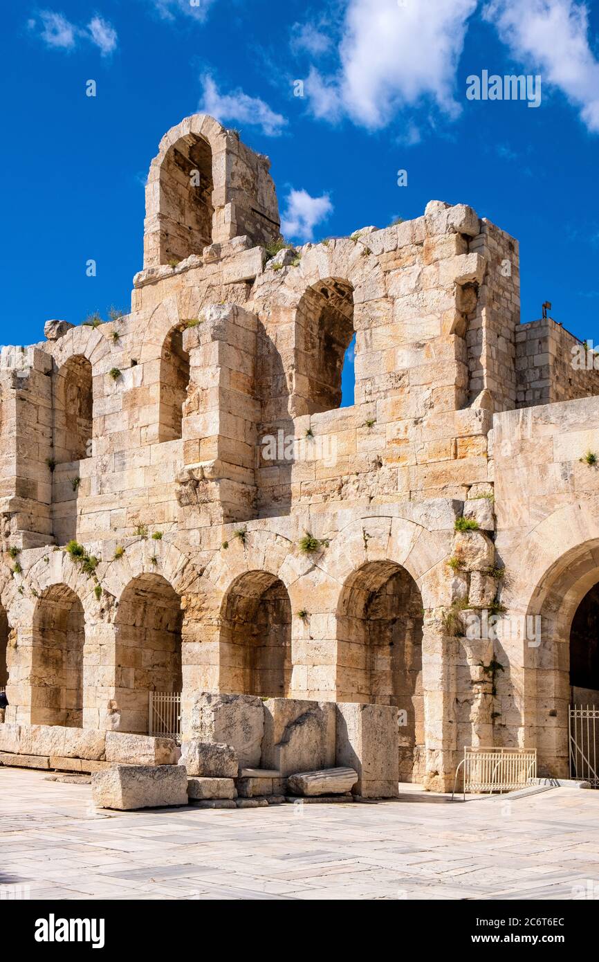 Athen, Attika / Griechenland - 2018/04/02: Steinfassade und Arkaden von Odeon von Herodes Atticus Römisches Theater, Herodeion oder Herodion, am Hang von Athenian Stockfoto