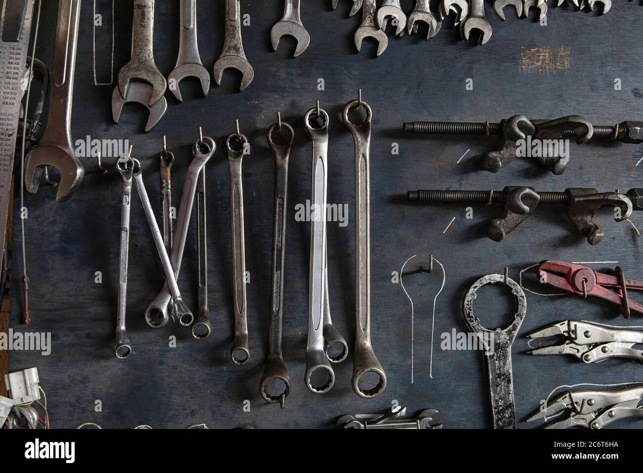 Schraubenschlüssel, Zangen, Klemmen. Viele Werkzeuge Mechaniker auf alten  Holzbrett Hintergrund Stockfotografie - Alamy