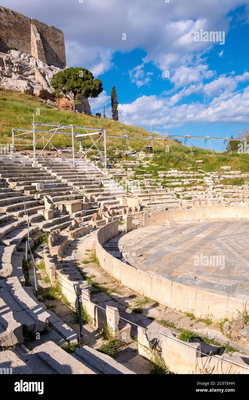 Athen, Attika / Griechenland - 2018/04/02: Panoramablick auf das Theater von Dionysos Eleuthereus altgriechisches Theater am Hang des Akropolis-Hügels Stockfoto