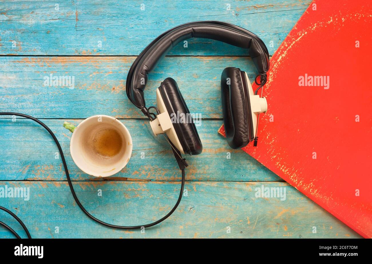 Vintage Kopfhörer, Vinyl-Schallplatte, Tasse Kaffee, Musik hören, Mock-up, freie Kopieplatz Stockfoto