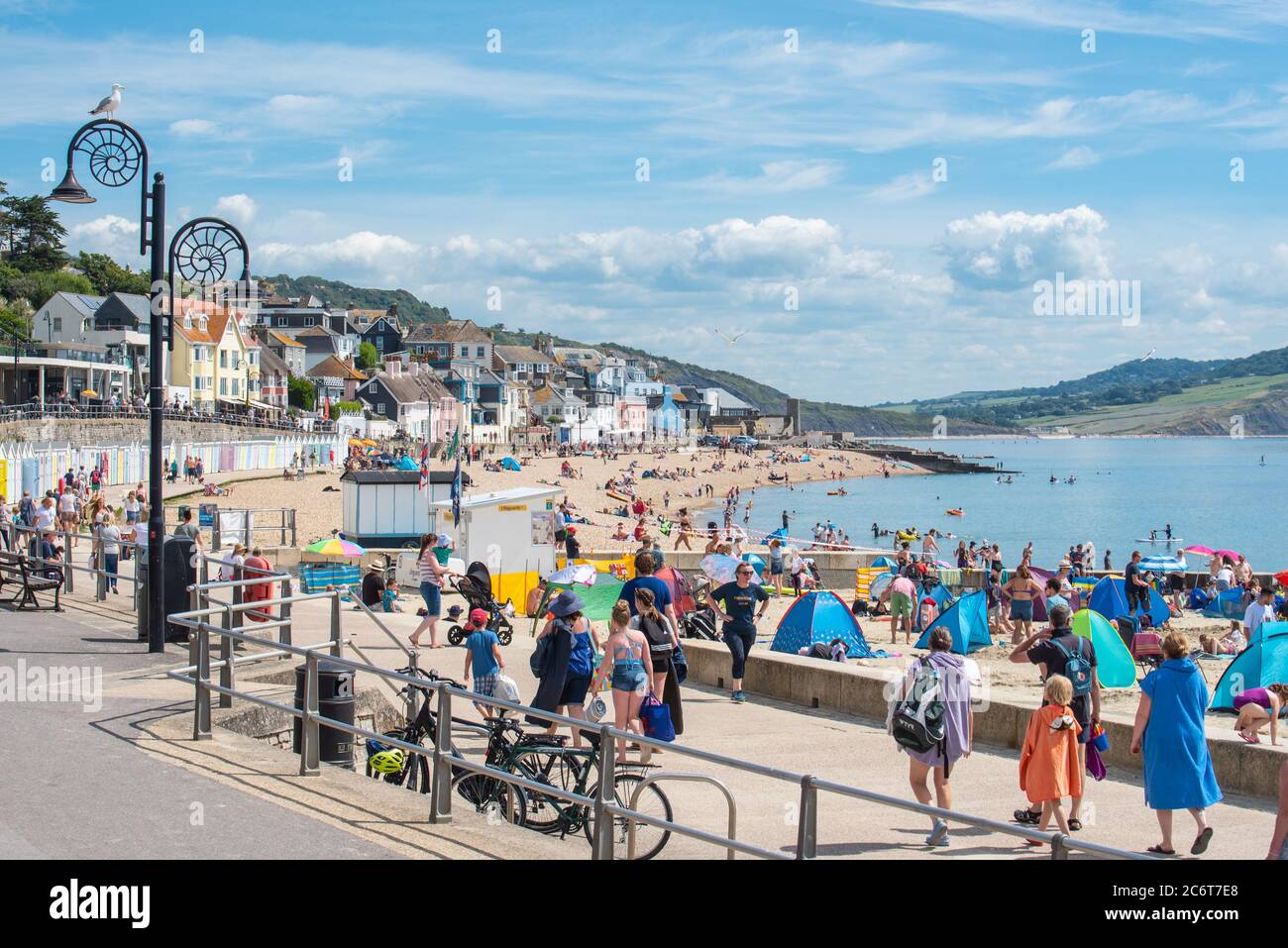 Lyme Regis, Dorset, Großbritannien. Juli 2020. UK Wetter: Massen von Strandbesuchern strömen in den malerischen Badeort Lyme Regis, um die glühend heiße Sonne zu genießen. Familien, Besucher und Sonnenanbeter haben sich an diesem Wochenende am Strand gepackt, um das Beste aus dem sonnigen Wetter zu genießen, während Touristen eine Wlecome zurück in das beliebte Resort machen. Kredit: Celia McMahon/Alamy Live Nachrichten Stockfoto