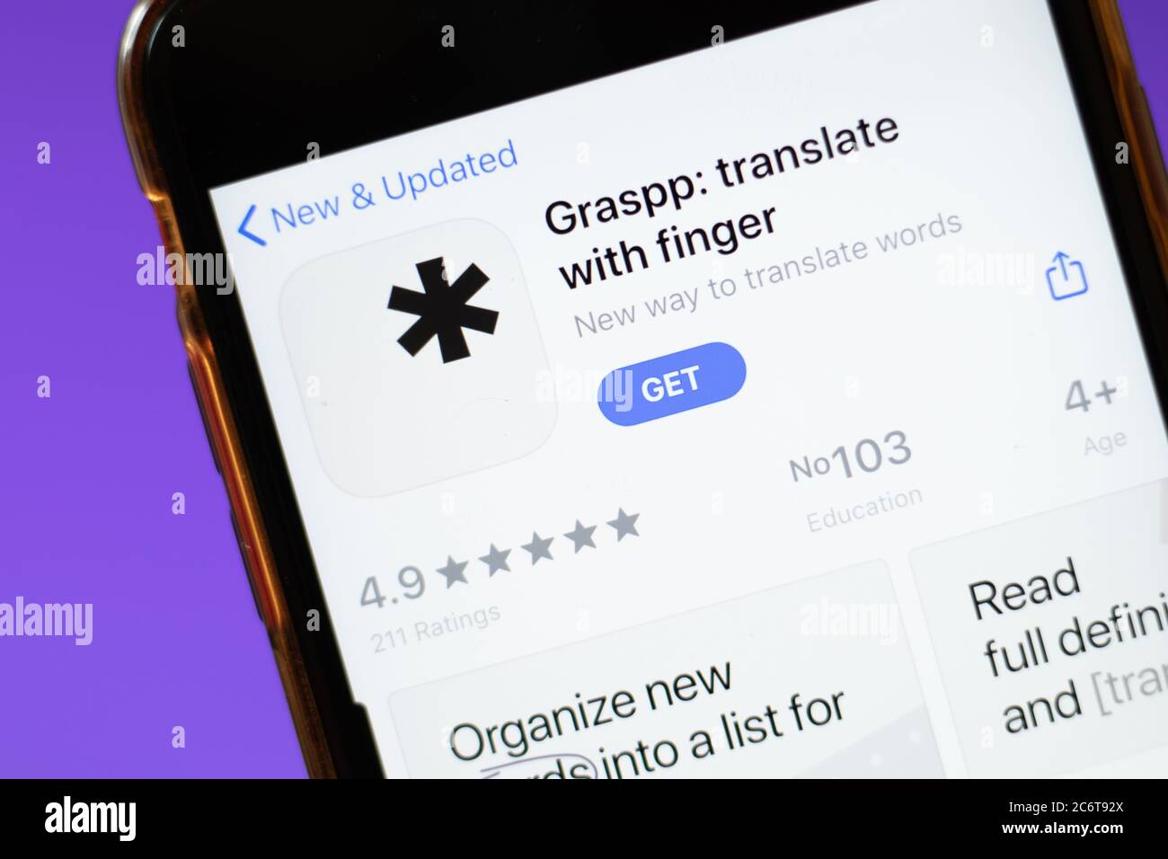 Moskau, Russland - 1. Juni 2020: Graspp übersetzen mit Finger-App-Logo auf Smartphone, illustrative Editorial Stockfoto