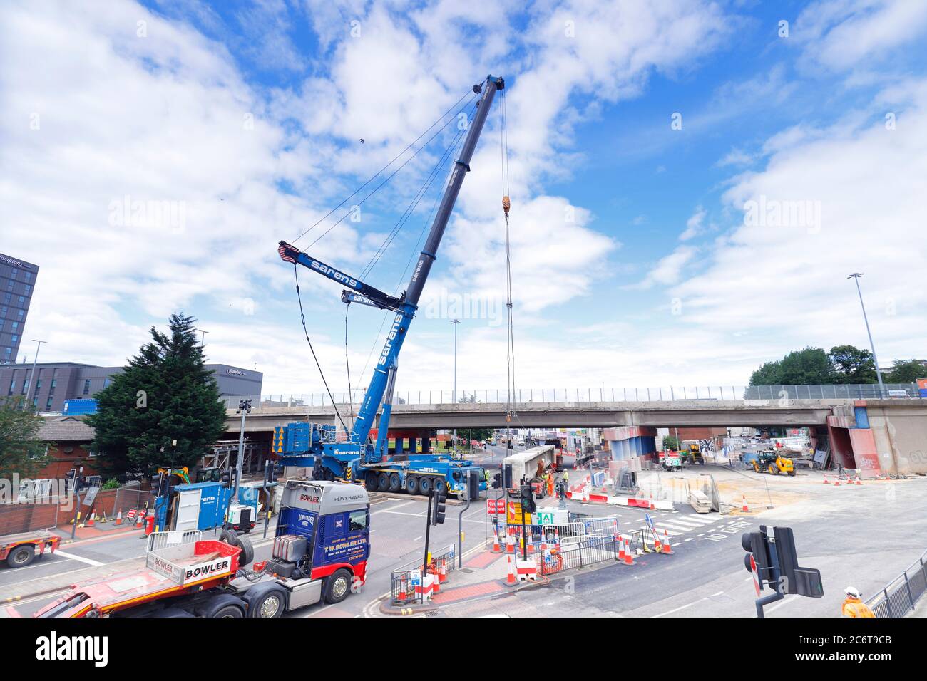 Abriss des Regent Street Flyover in Leeds. Ein Liebherr LTM 1750 Kran von Sarens hebt Brückenabschnitte auf Tieflader. Stockfoto