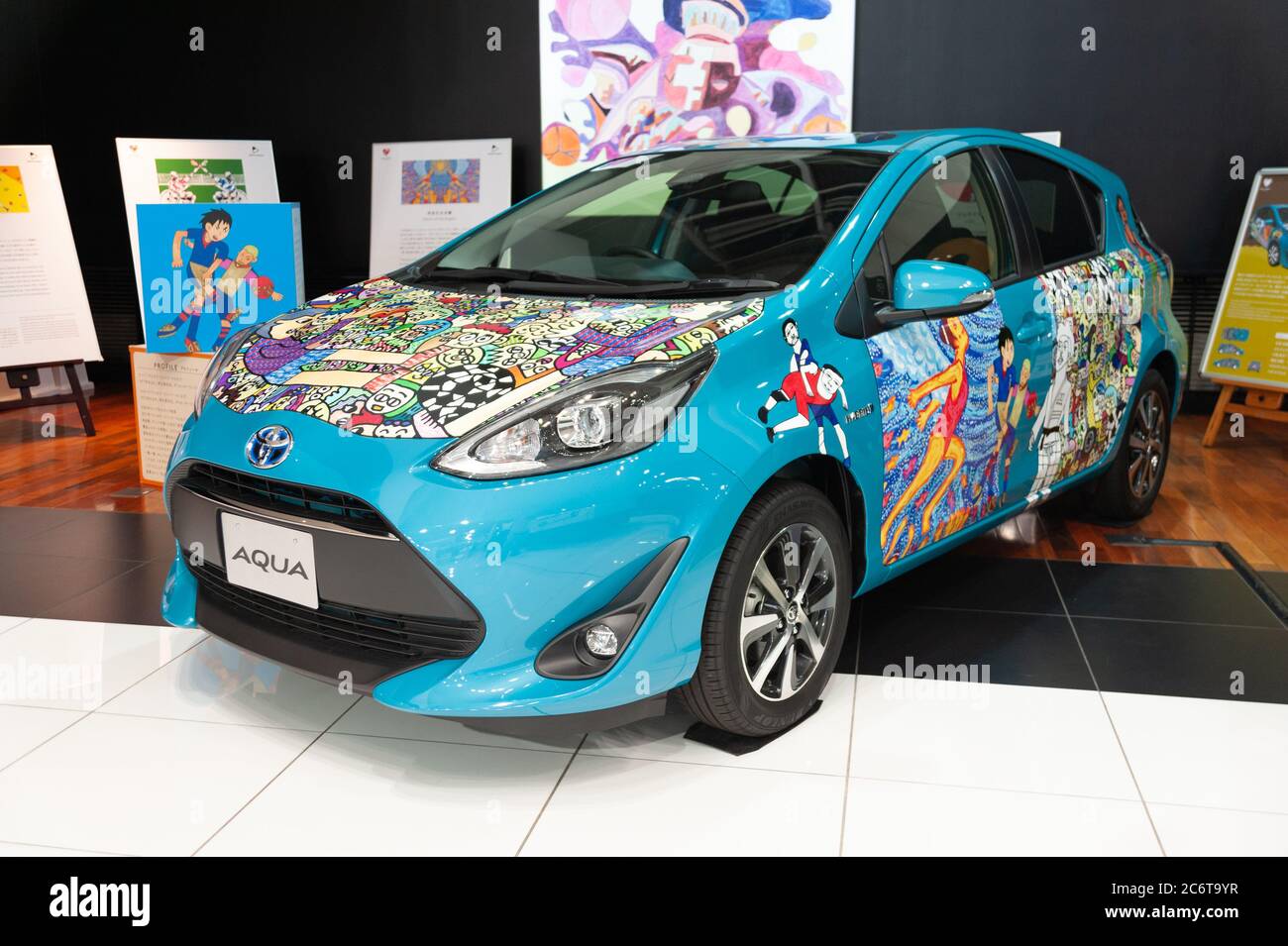 Odaiba, Tokio, Japan - 2. Januar 2020: Toyota Prius c, in Japan Toyota Aqua genannt, ist ein vollhybrider benzinelektrischer Subcompact. Stockfoto