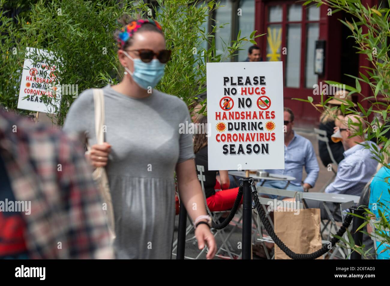Juli 2020, mit Lockdown Gesetze entspannt, Northcote Road in Clapham ist Fußgängerzone, damit Restaurants und Bars, um Tische in der Straße für Gäste setzen Stockfoto