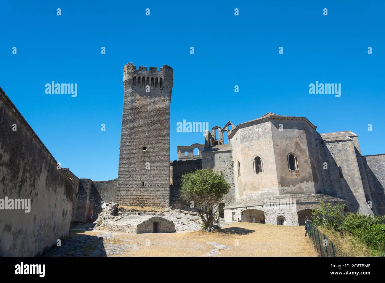 Montmajour,Frankreich-august 14,2016:die Abtei von St. Peter in Montmajour ist ein großes befestigtes Kloster in der Nähe von Arles, Frankreich von Benediktinermönchen gebaut Stockfoto