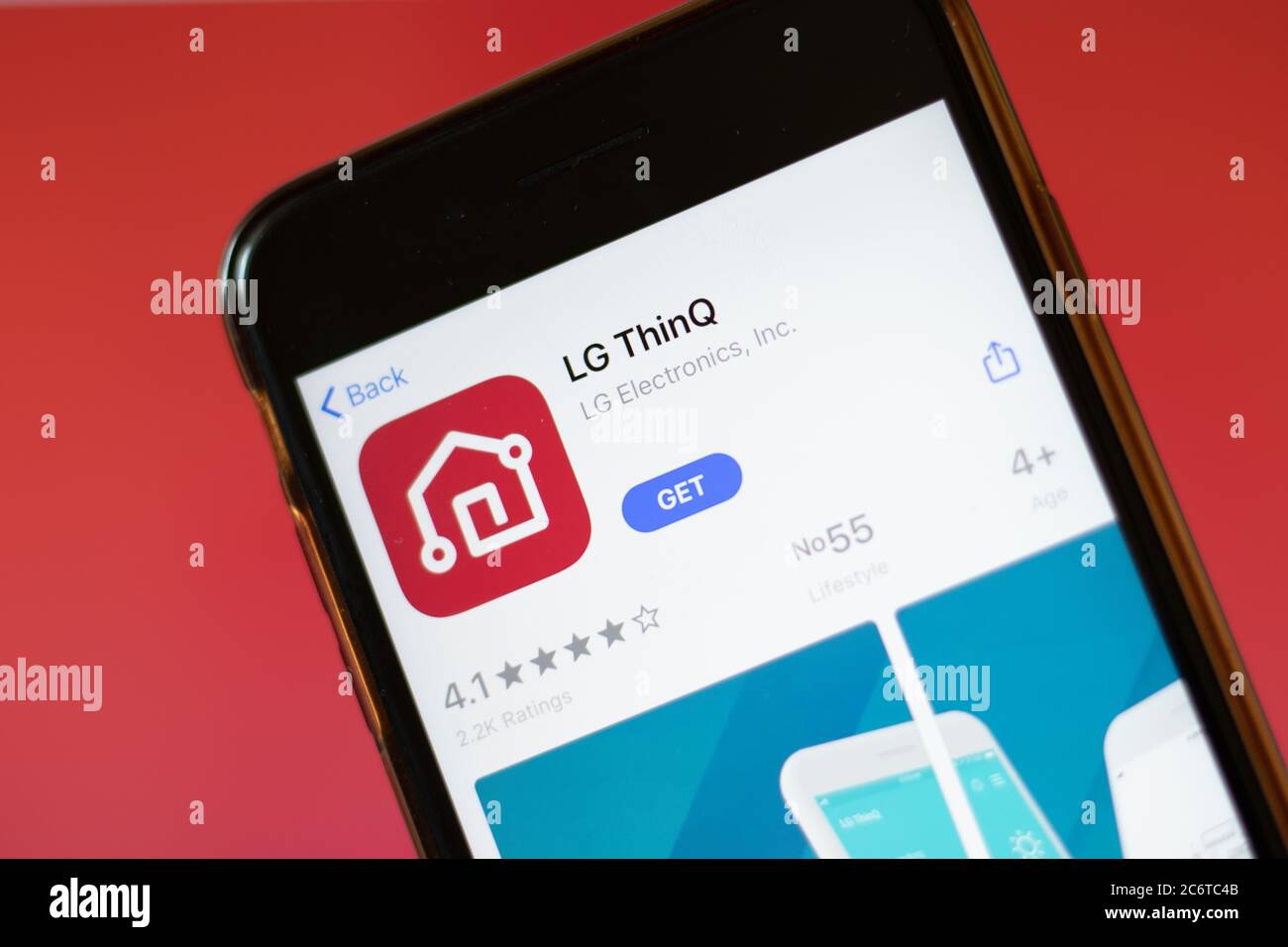 Moskau, Russland - 1. Juni 2020: LG ThinQ App Logo auf Smartphone, illustrative Editorial Stockfoto