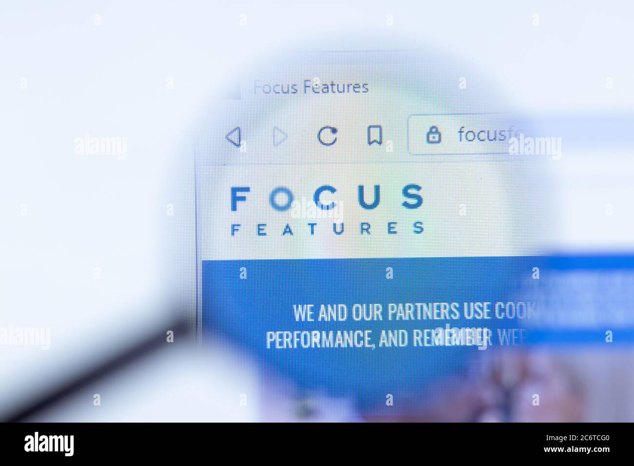 Moskau, Russland - 1. Juni 2020: Fokus Features Website mit Logo , illustrative Editorial Stockfoto