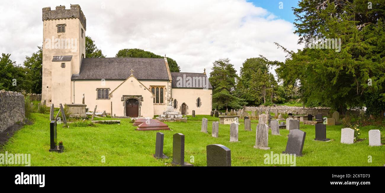 Colwinston, Vale of Glamorgan, Wales - Juli 2020: Panoramablick auf die Kirche St. Michael's und all Angels im Dorf Colwinston. Stockfoto