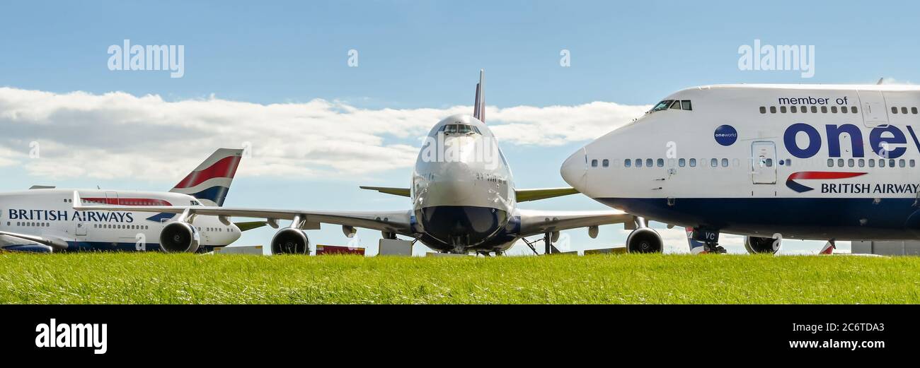 Cardiff, Wales - Juli 2020: British Airways Boeing 747 Jets im Lager am Flughafen Cardiff Wales. Die Jets werden durch Coronaviren geerdet. Stockfoto