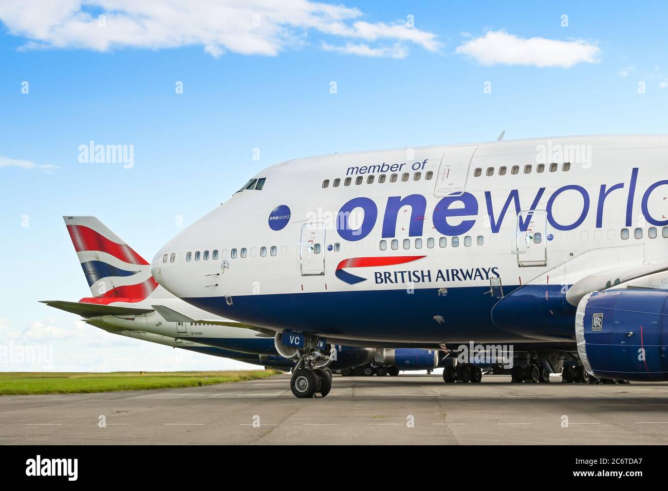 Cardiff, Wales - Juli 2020: British Airways Boeing 747 Jets im Lager am Flughafen Cardiff Wales. Die Jets werden durch Coronaviren geerdet. Stockfoto