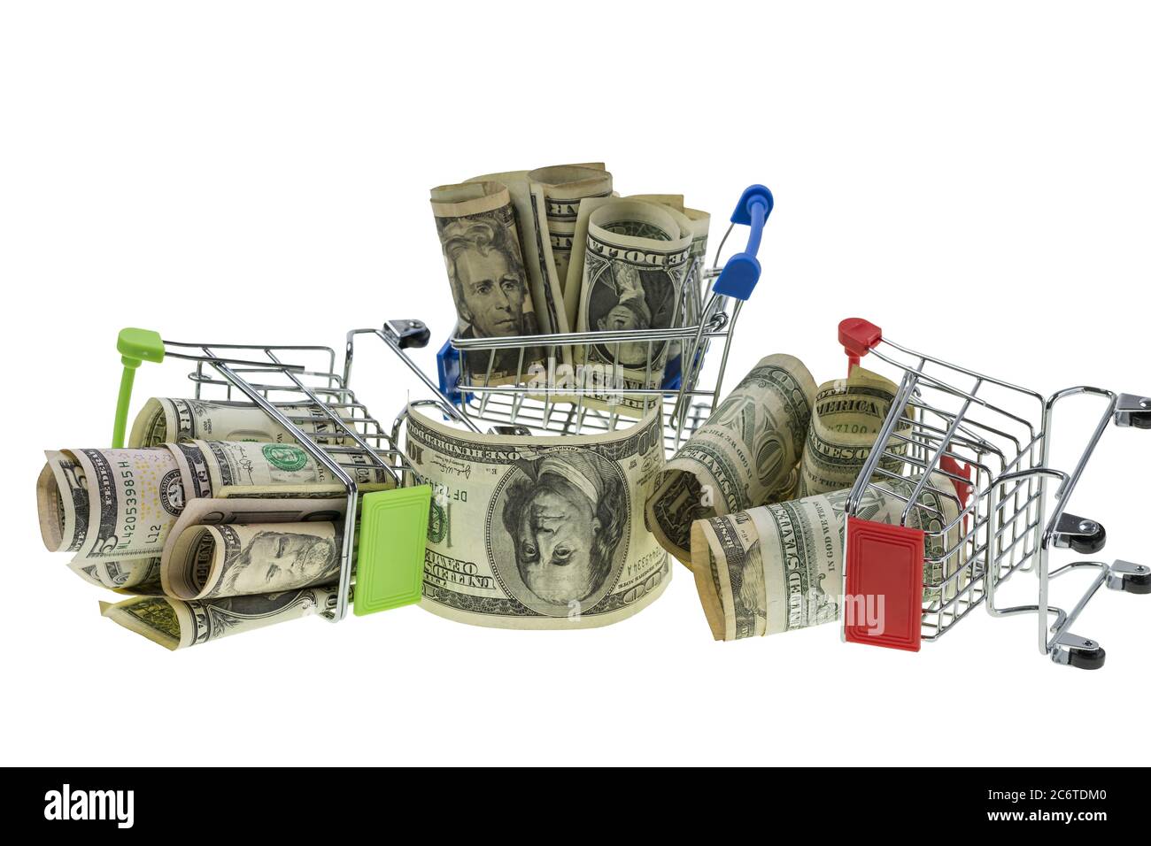 Nahaufnahme der Makroansicht von drei Einkaufswagen mit rollenden Dollarscheinen. Stockfoto